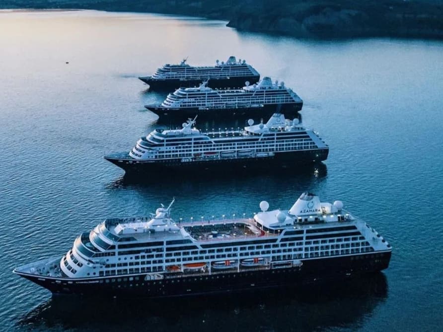 Vier Azamara Kreuzfahrtschiffe in einer Bucht