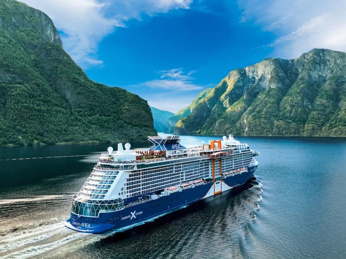 Celebrity Apex in einem Fjord