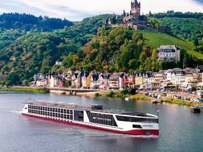 Flussschiff von nicko cruises auf der Mosel bei Cochem