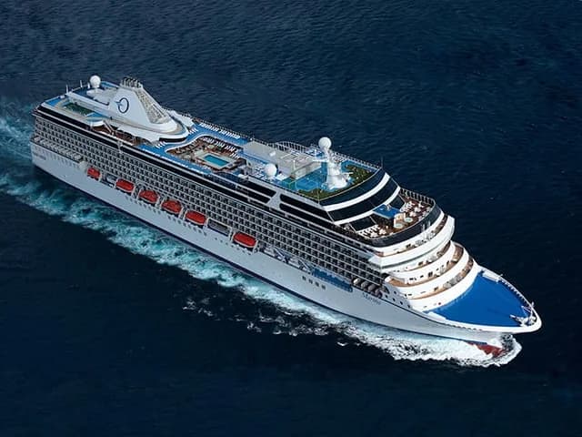 Kreuzfahrtschiff von Oceania Cruises auf See