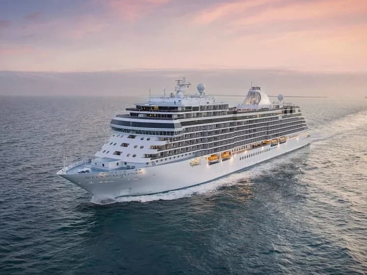Seven Seas Splendor bei Sonnenuntergang auf See