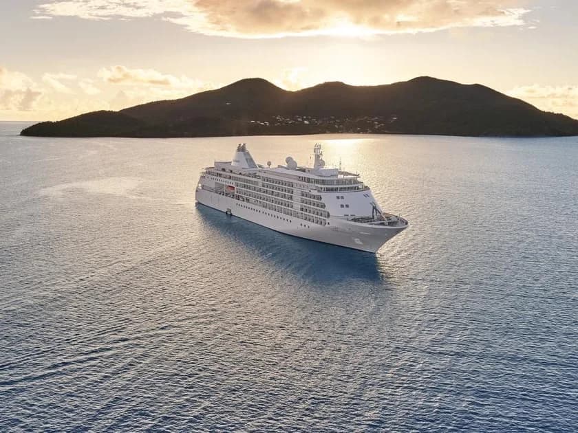 Silversea Kreuzfahrtschiff vor einer Insel