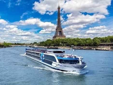 Flussschiff von VIVA Cruises vor dem Eiffelturm in Paris