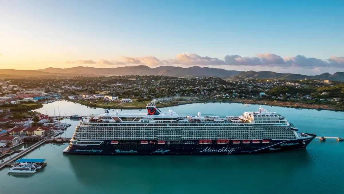 Mein Schiff 1 im Hafen als Motiv für TUI Mein Schiff Reisen im Sommer 2027