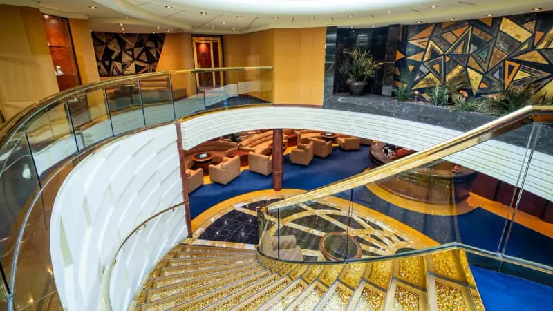 MSC Fantasia: Atrium mit geschwungener goldener Treppe