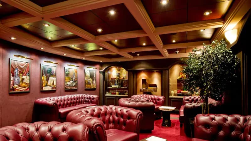 MSC Magnifica: Lounge mit roten Chesterfield-Sofas