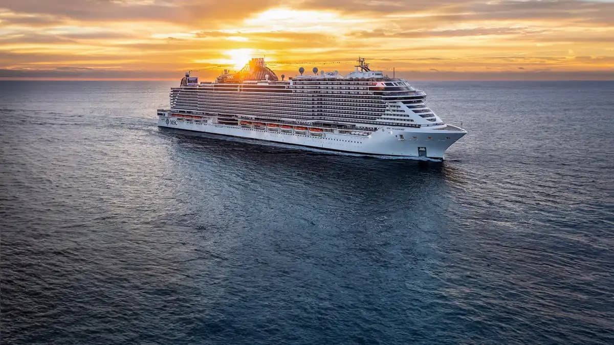 MSC Seashore bei Sonnenuntergang auf See