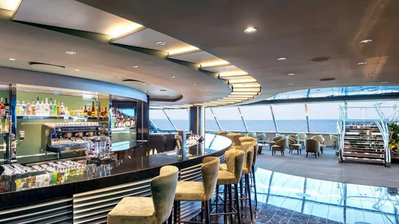 MSC Virtuosa: Bar mit Glasfront und Meerblick