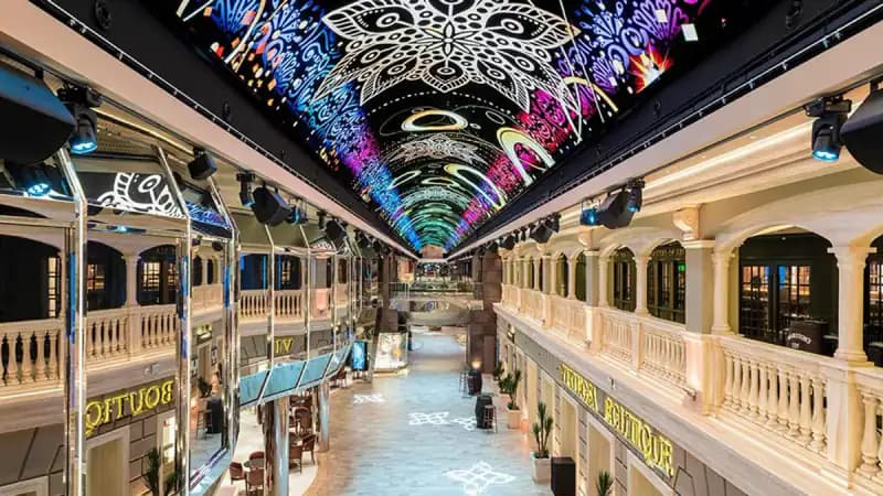 MSC Virtuosa: Einkaufspromenade unter einer LED-Kuppel