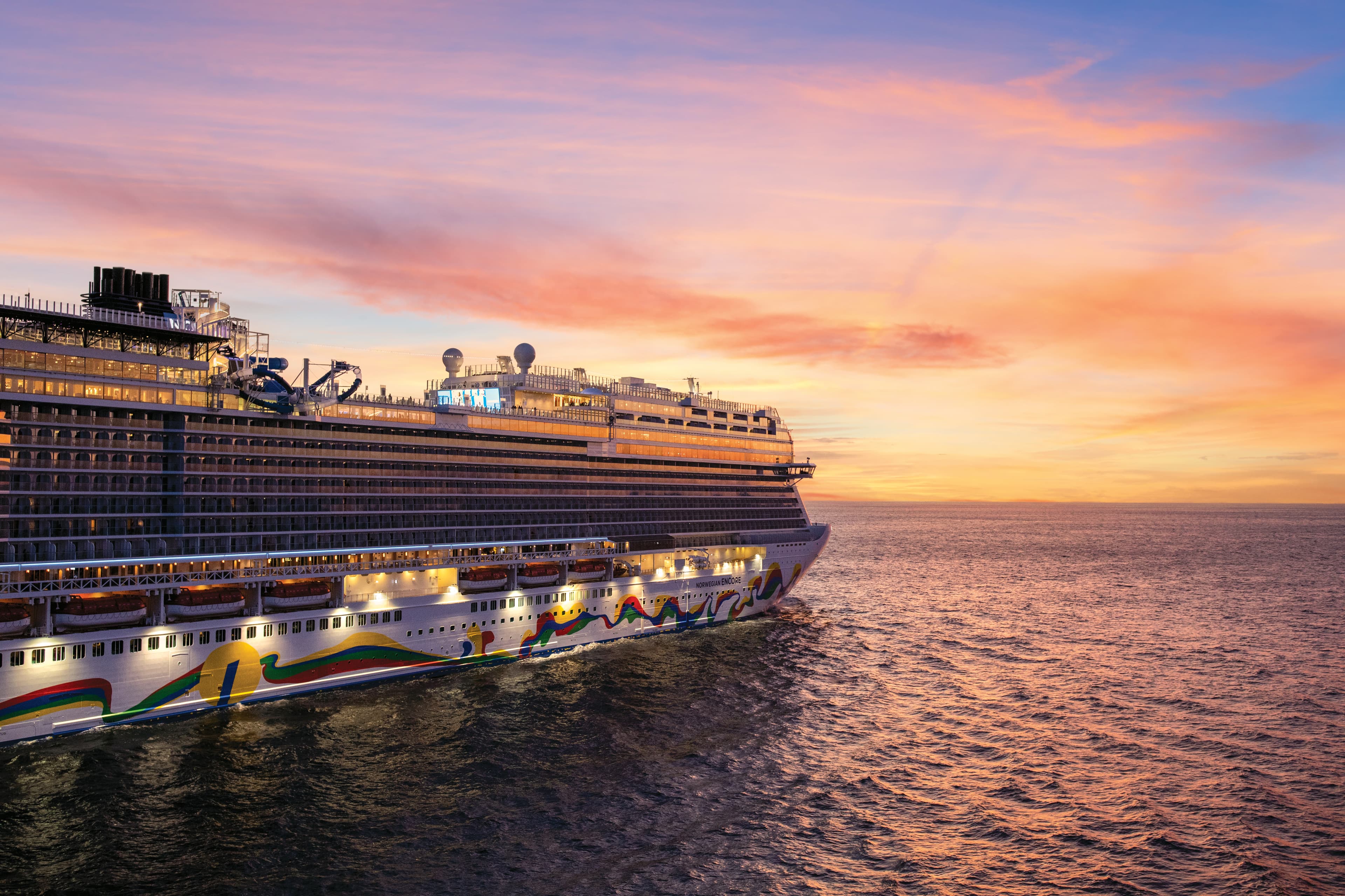 Kreuzfahrtschiff bei Sonnenuntergang auf dem Meer