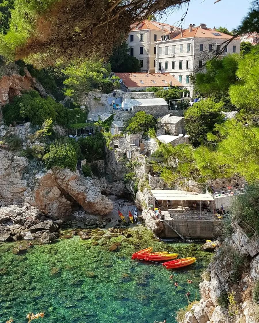 Kajaks in einer türkisen Bucht unterhalb der Altstadt von Dubrovnik