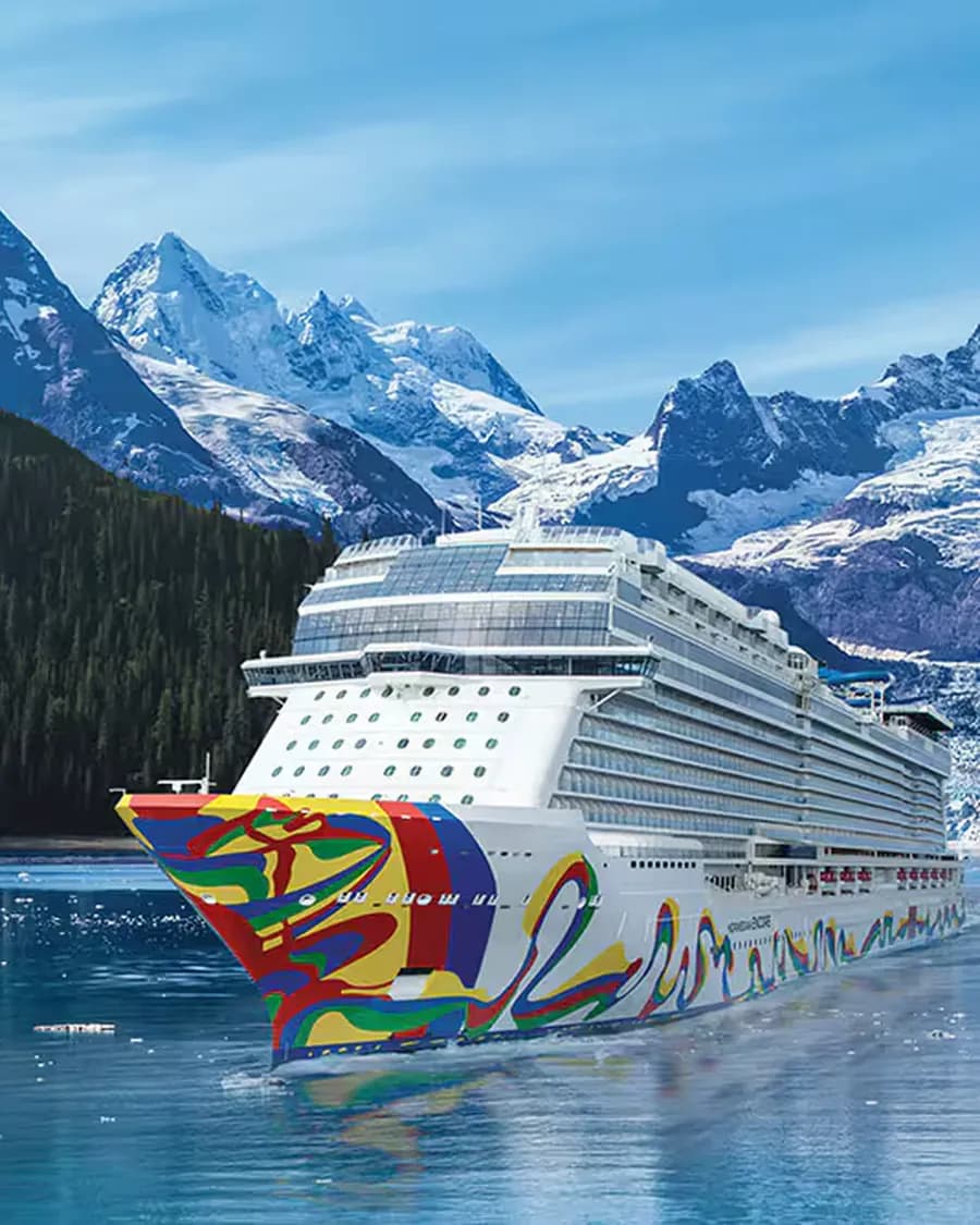 Kreuzfahrtschiff vor Gletscher und schneebedeckten Bergen in Alaska