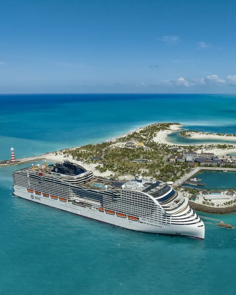 MSC World America an der Ocean Cay MSC Marine Reserve auf den Bahamas