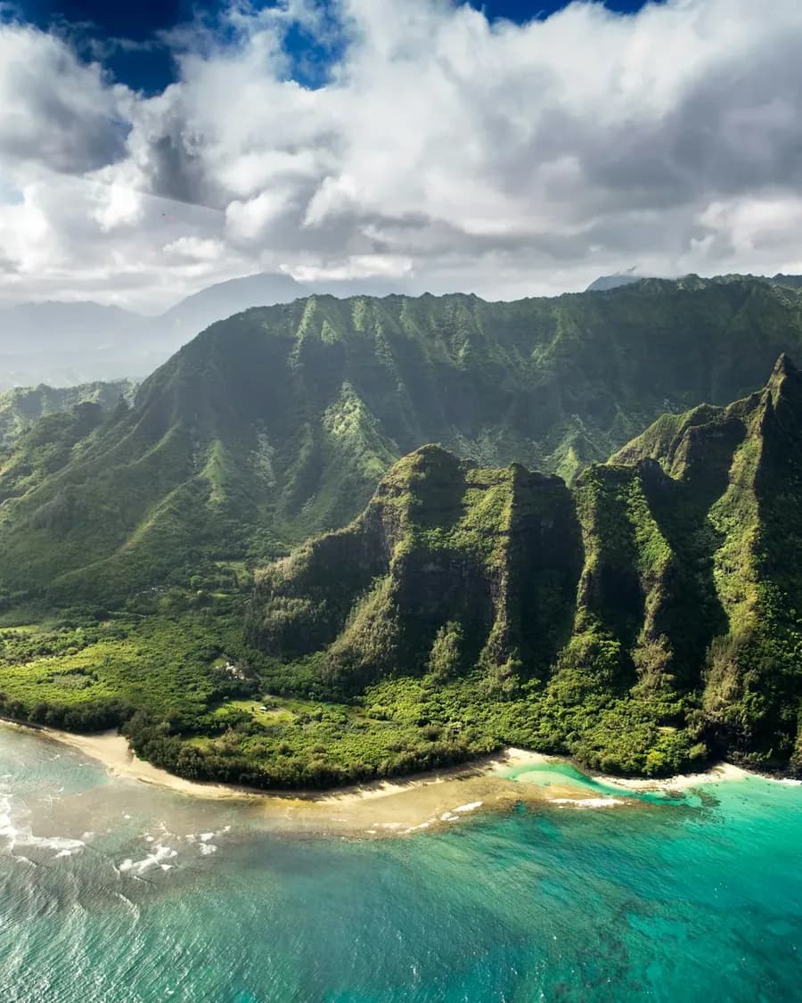 Die grün bewachsenen Bergrücken der Na Pali Coast auf Kauai