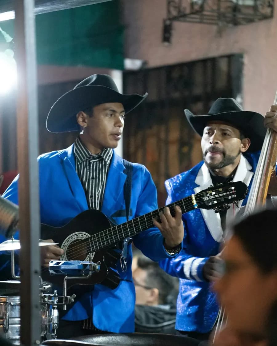 Mariachi-Musiker mit Sombrero und Gitarre auf einer Straße in Mexiko