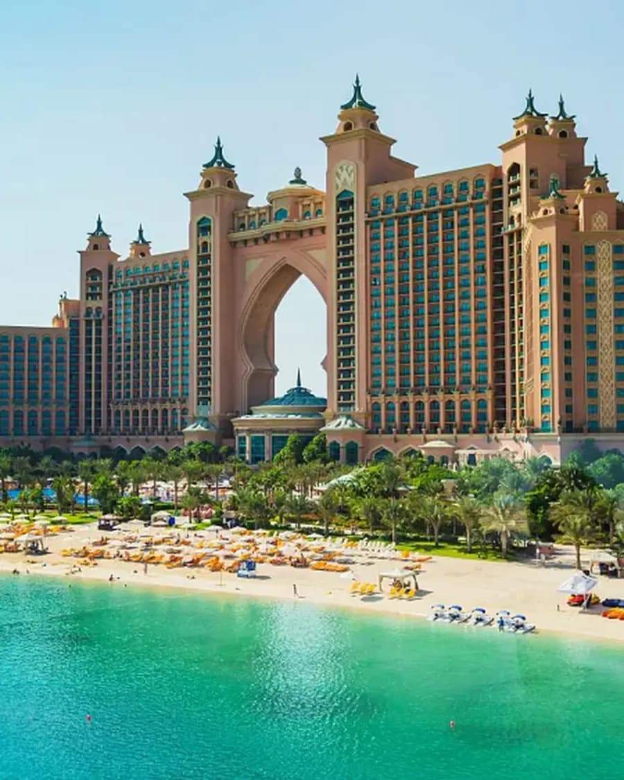 Atlantis The Palm mit Strand und türkisem Wasser in Dubai
