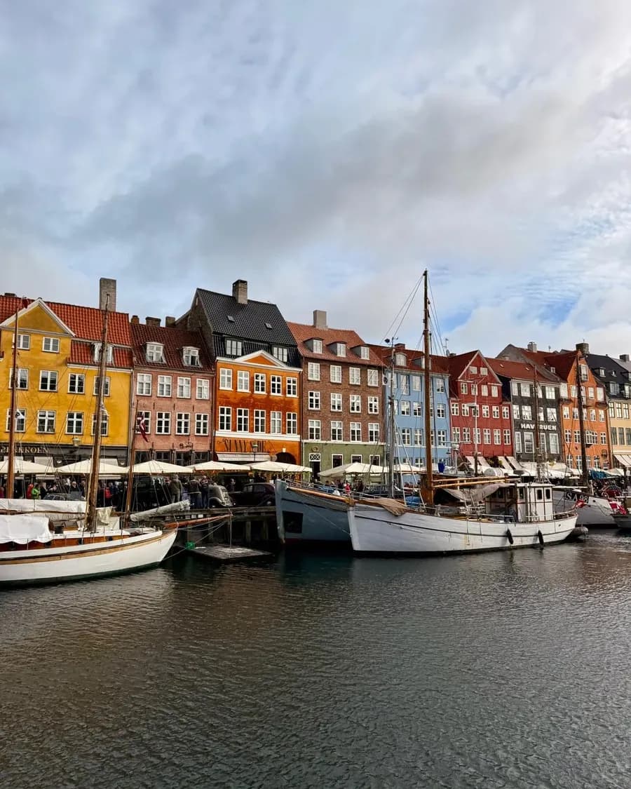 Bunte Giebelhäuser und Holzboote am Nyhavn in Kopenhagen