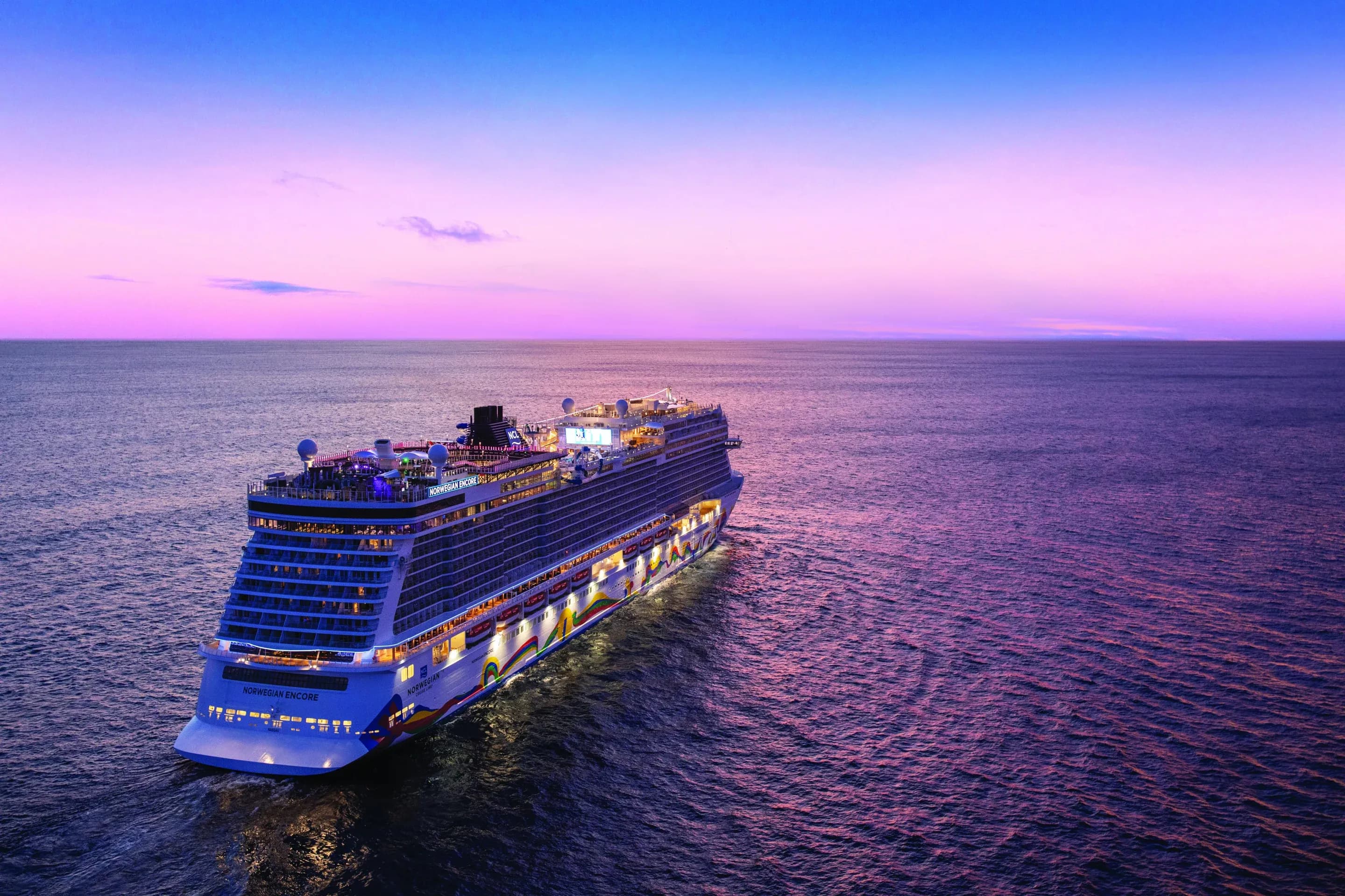 Norwegian Encore bei Sonnenuntergang auf See