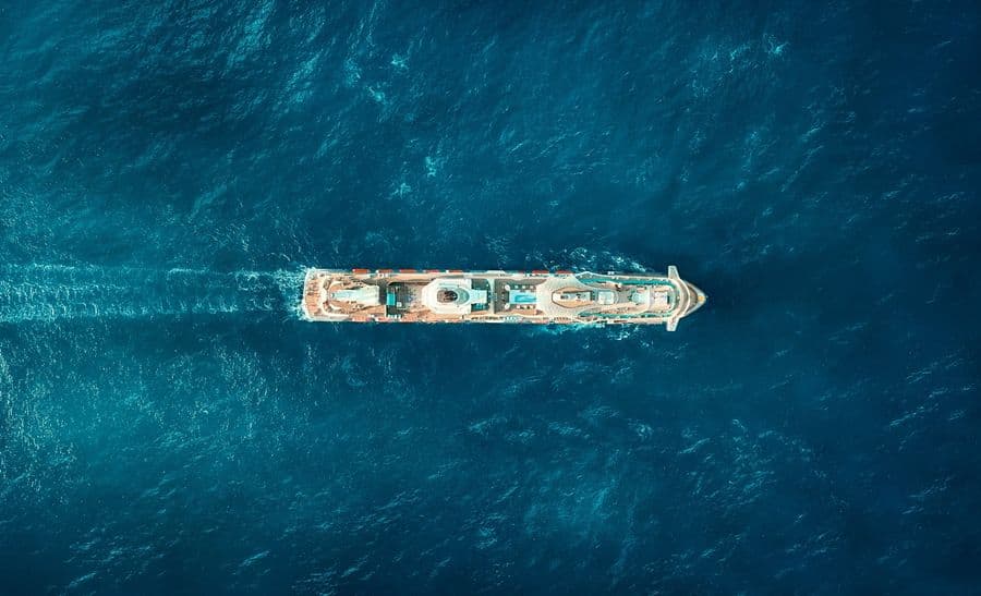 Luftaufnahme eines Mein Schiff Kreuzfahrtschiffs