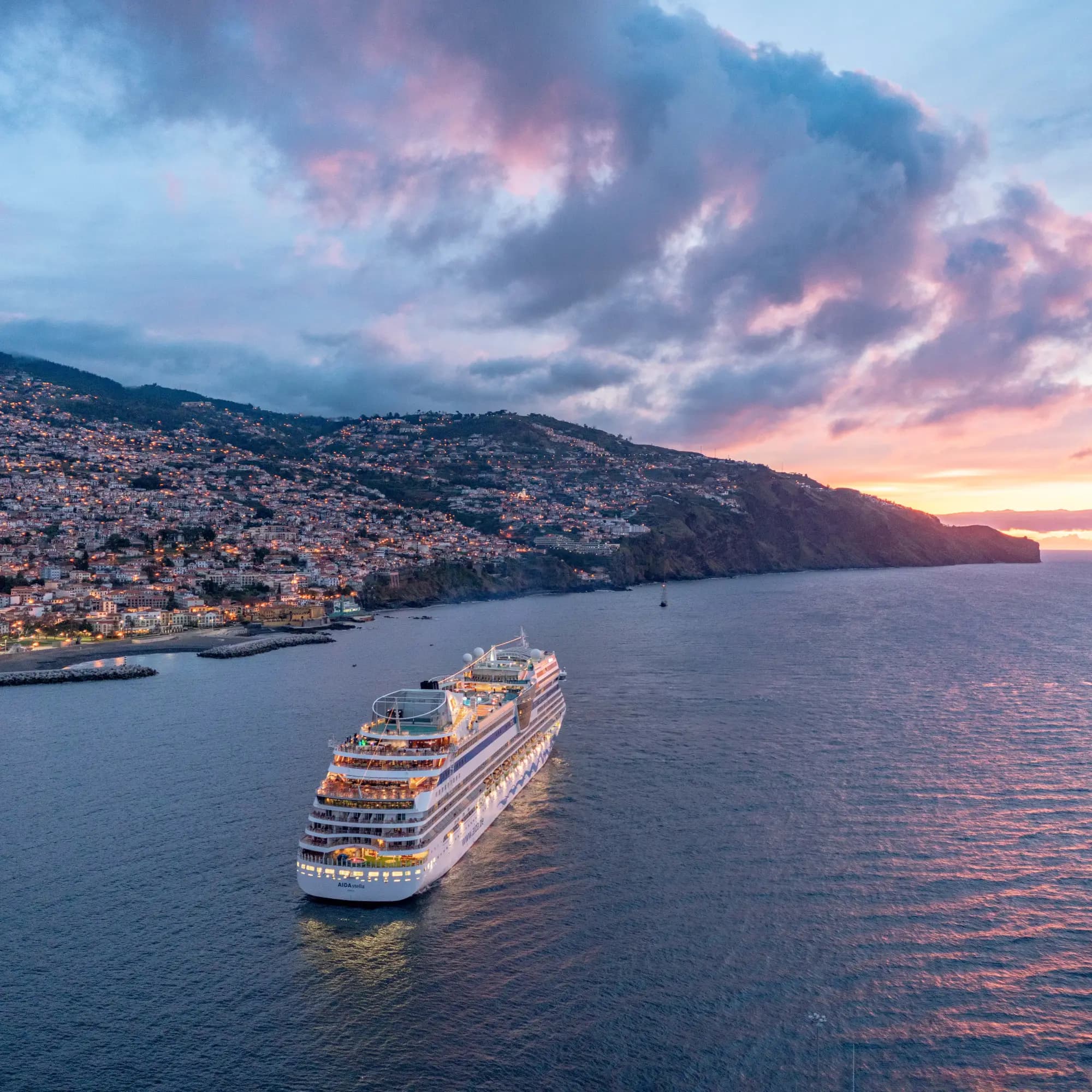 AIDA Kreuzfahrtschiff vor Madeira bei Sonnenuntergang