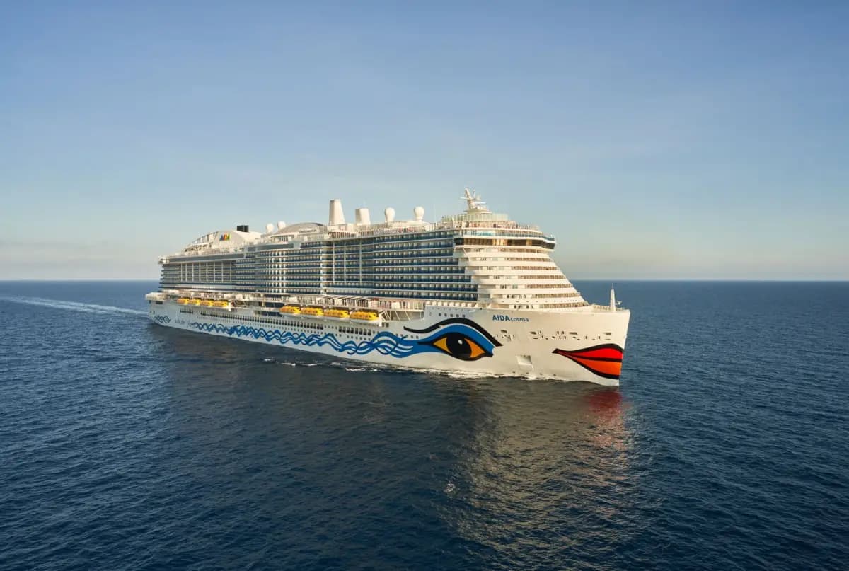 AIDAcosma von AIDA Cruises auf dem offenen Meer