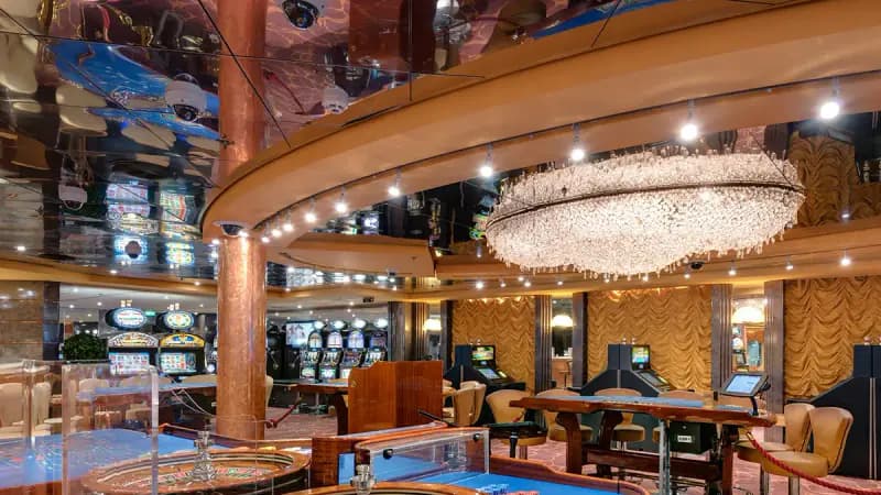 MSC Armonia: Casino mit Kronleuchter und Spieltischen