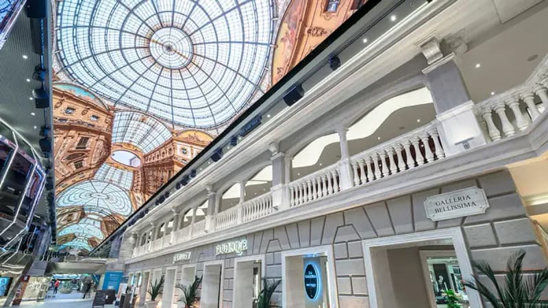 MSC Bellissima: Einkaufspromenade „Galleria Bellissima“ unter einer Glaskuppel