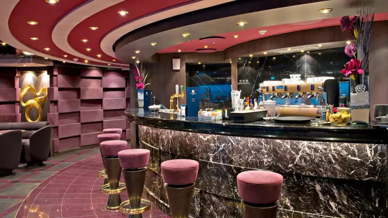 MSC Divina: Bar mit Marmortresen und pinkfarbenen Barhockern