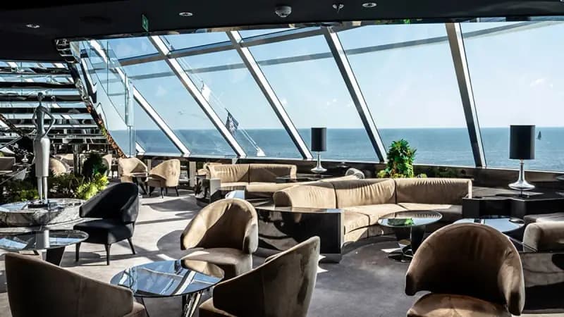 MSC Euribia: Panorama-Lounge mit Sesseln und Glasfront zum Meer