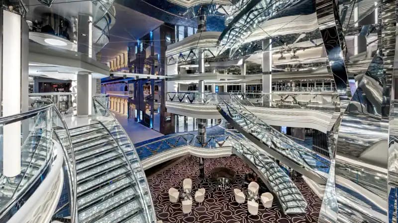 MSC Euribia: Mehrstöckiges Atrium mit gläsernen Treppen