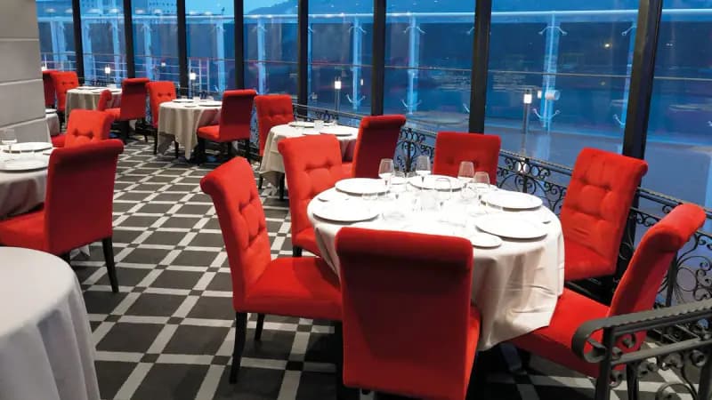 MSC Fantasia: Restaurant mit roten Stühlen und Fensterfront