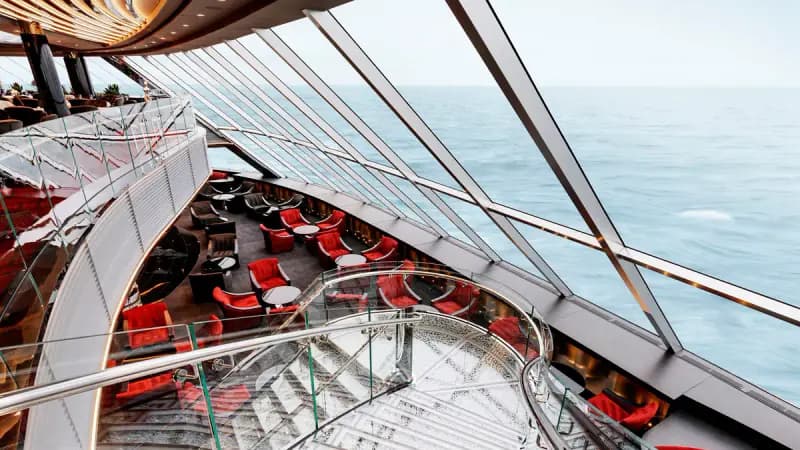 MSC Grandiosa: Panorama-Lounge mit Glasfront und gläserner Treppe