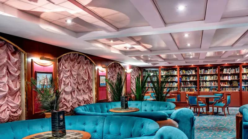 MSC Lirica: Lounge mit türkisfarbenen Sofas und Bücherregalen