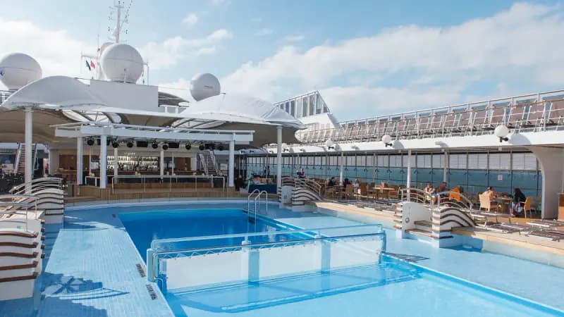MSC Lirica: Pooldeck mit Swimmingpool unter blauem Himmel