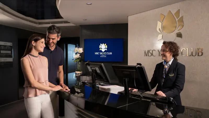 MSC Meraviglia: Gäste am Empfang des MSC Yacht Club