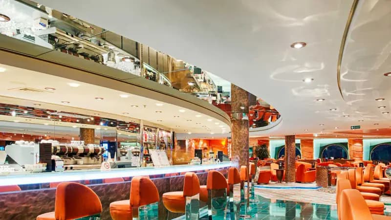 MSC Musica: Bar mit orangefarbenen Sesseln und Wasserbecken