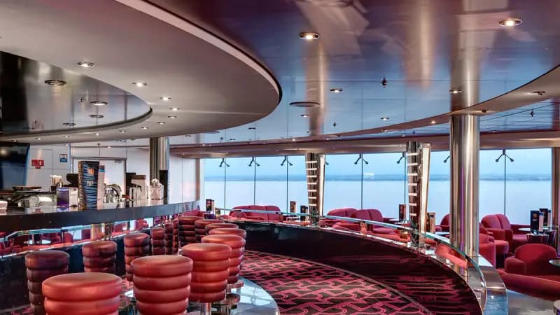 MSC Opera: Bar mit roten Barhockern und Meerblick