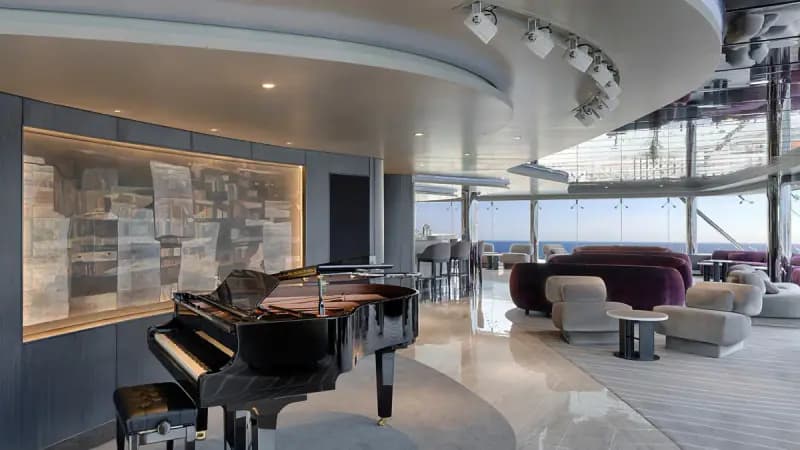MSC Orchestra: Lounge mit Flügel und Fensterfront