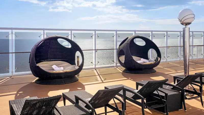 MSC Orchestra: Sonnendeck mit Liegen und runden Liegeinseln