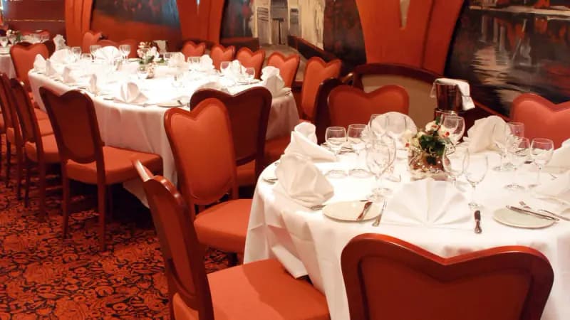 MSC Orchestra: Restaurant mit festlich gedeckten runden Tischen