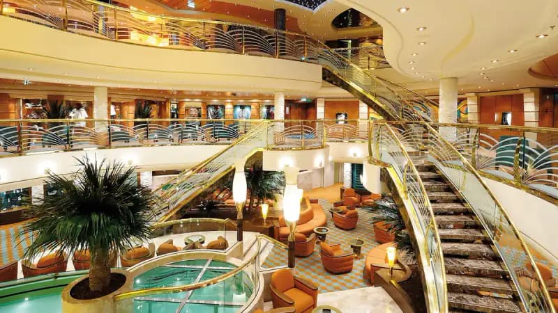 MSC Poesia: Atrium mit Treppen, Palme und Wasserbecken