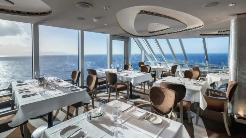 MSC Seascape: Restaurant mit gedeckten Tischen und Fensterfront zum Meer