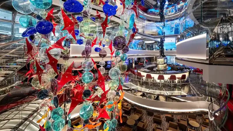 MSC Seascape: Atrium mit bunter Glasskulptur