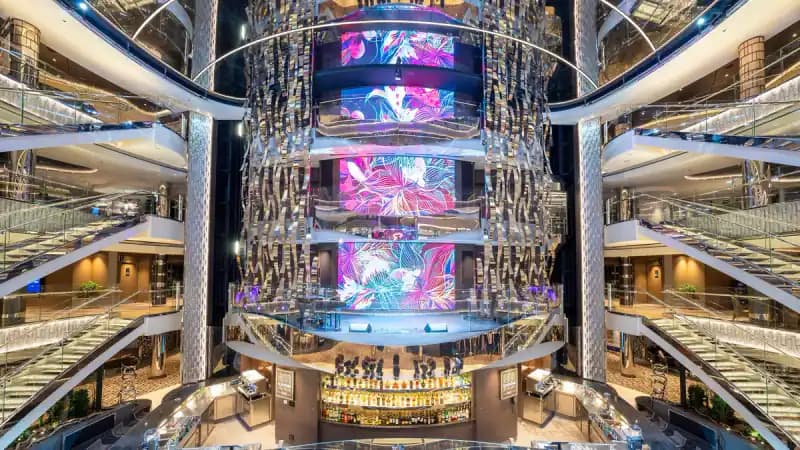 MSC Seashore: Mehrstöckiges Atrium mit LED-Wand
