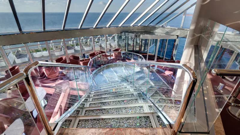 MSC Seaside: Atrium mit gläserner Treppe und Meerblick