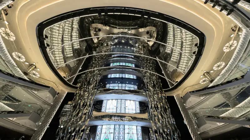 MSC Seaside: Blick von unten in das Atrium mit gläsernem Aufzugsschacht