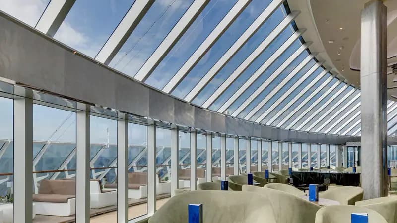 MSC Seaview: Panorama-Lounge unter einem Glasdach mit Meerblick