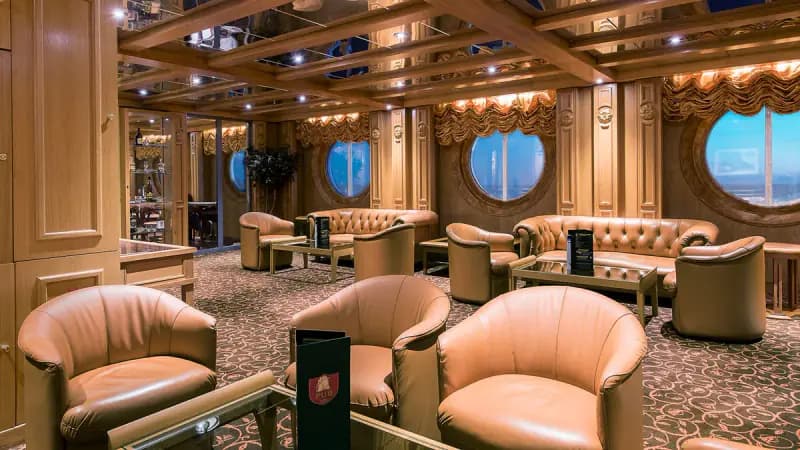 MSC Sinfonia: Lounge mit Ledersesseln und Bullaugen