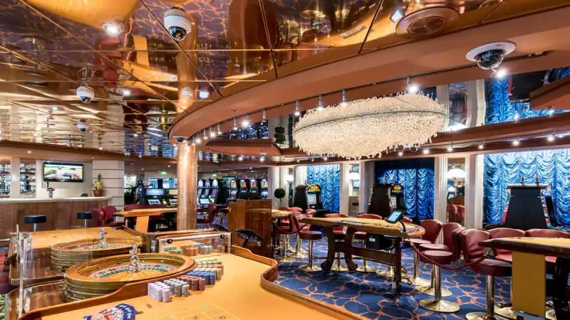 MSC Sinfonia: Casino mit Kronleuchter und Spieltischen
