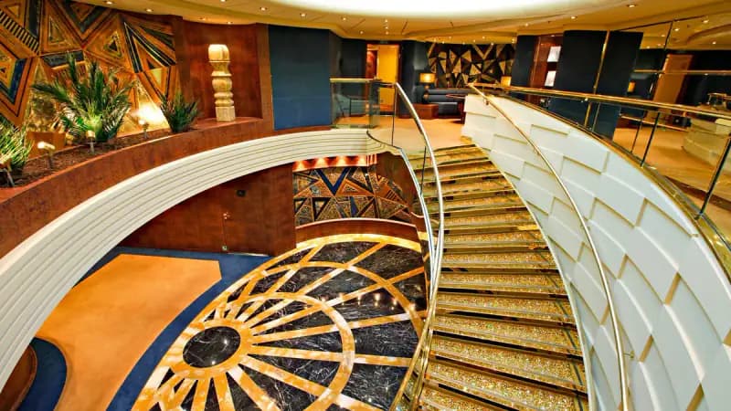 MSC Splendida: Atrium mit geschwungener Treppe und Marmorboden